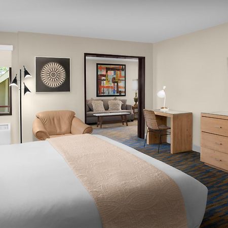 Ashland Hills Hotel & Suites Exteriör bild
