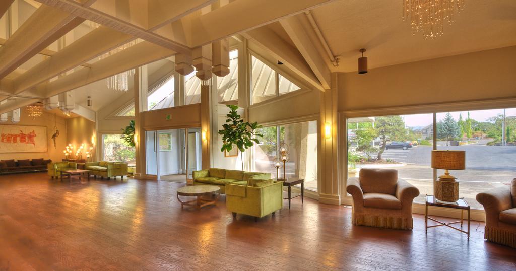 Ashland Hills Hotel & Suites Exteriör bild