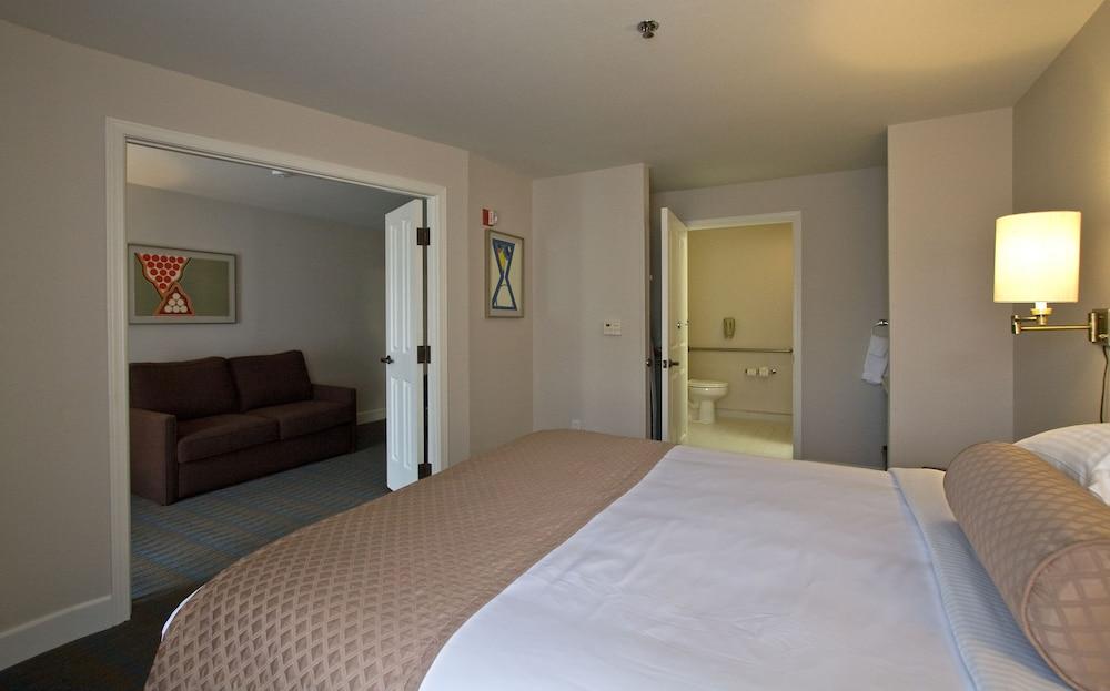 Ashland Hills Hotel & Suites Exteriör bild