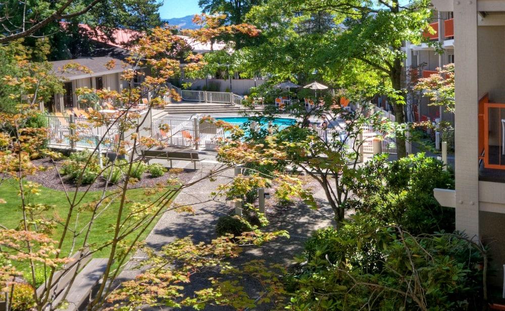 Ashland Hills Hotel & Suites Exteriör bild