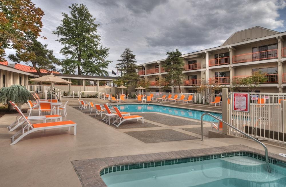 Ashland Hills Hotel & Suites Exteriör bild