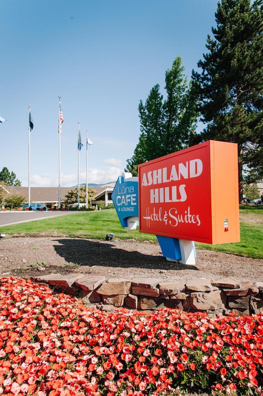Ashland Hills Hotel & Suites Exteriör bild
