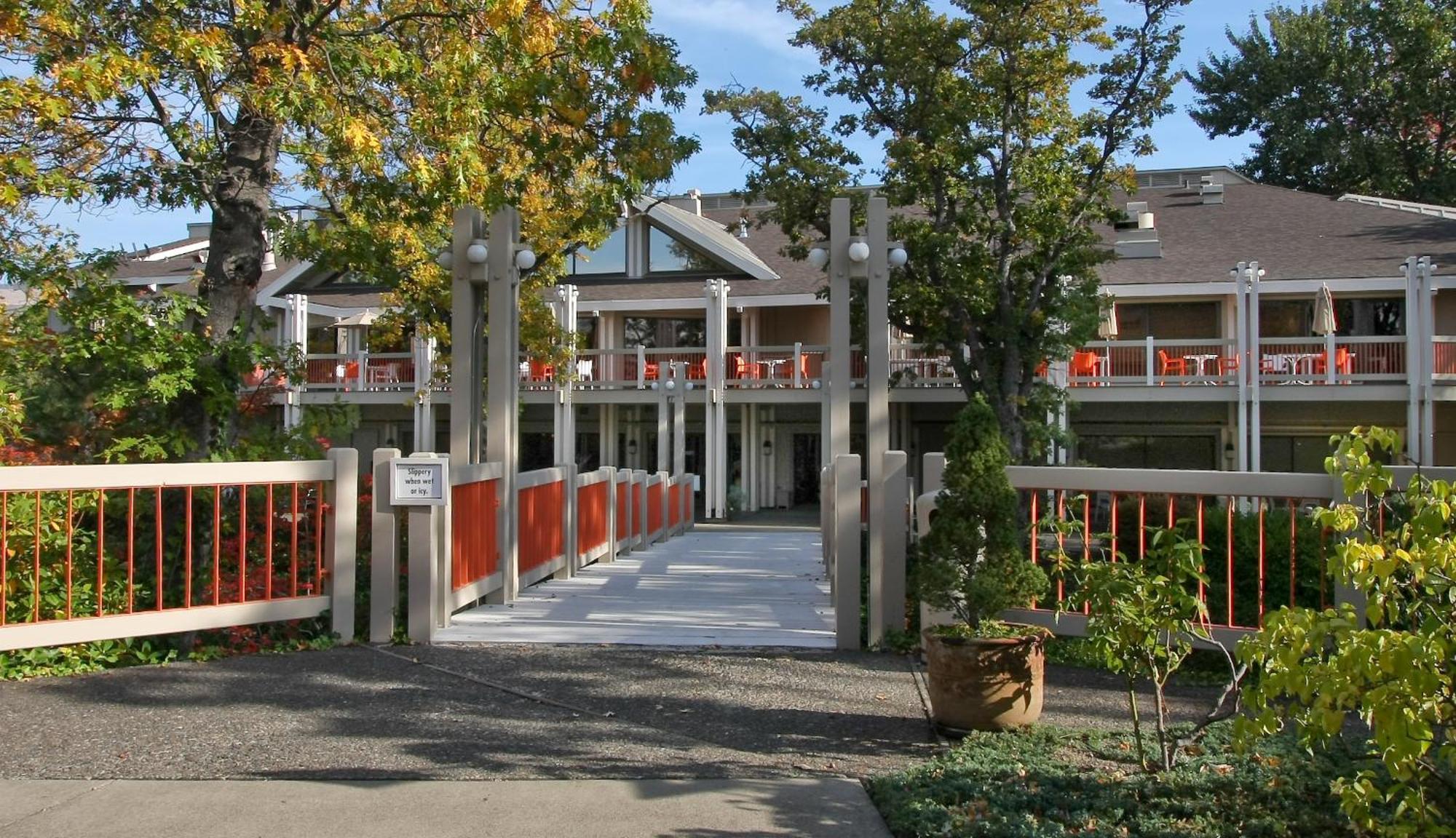 Ashland Hills Hotel & Suites Exteriör bild