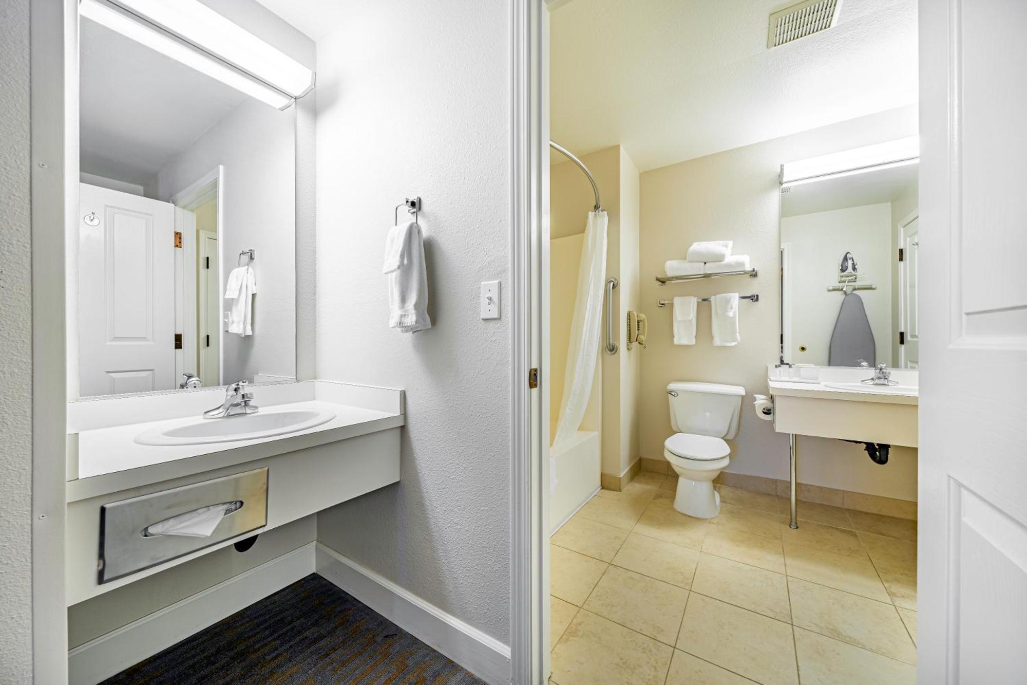 Ashland Hills Hotel & Suites Exteriör bild