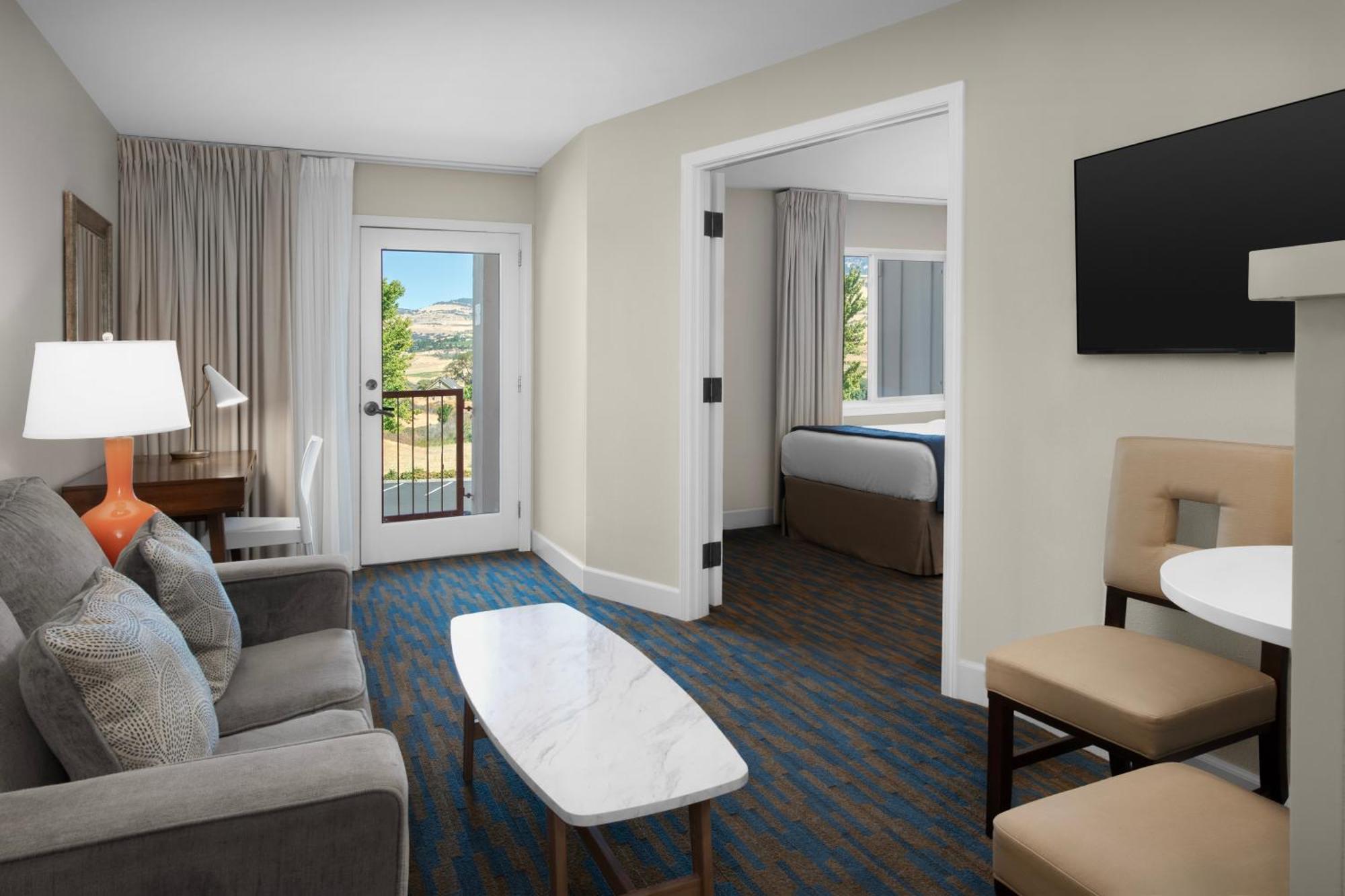 Ashland Hills Hotel & Suites Exteriör bild