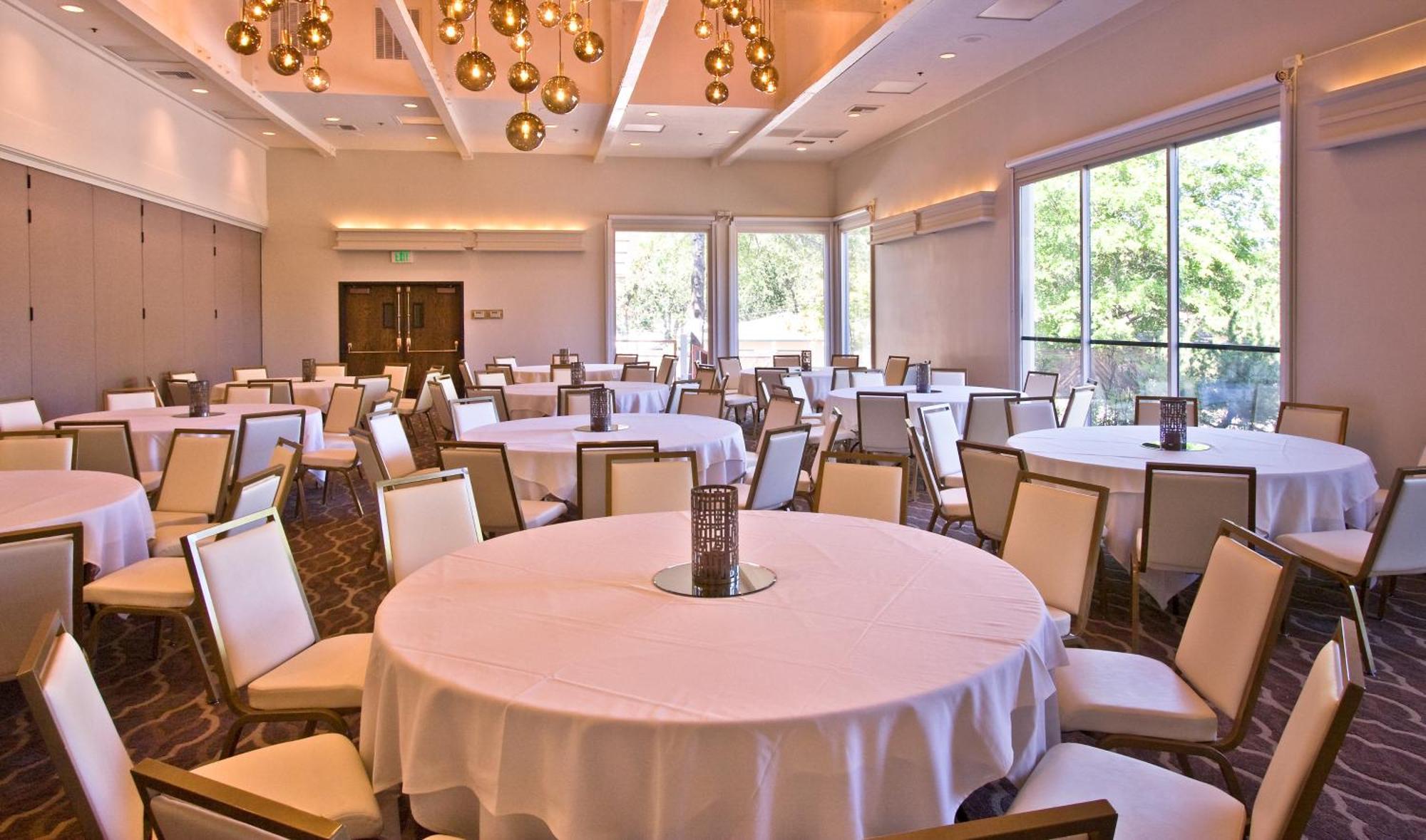 Ashland Hills Hotel & Suites Exteriör bild
