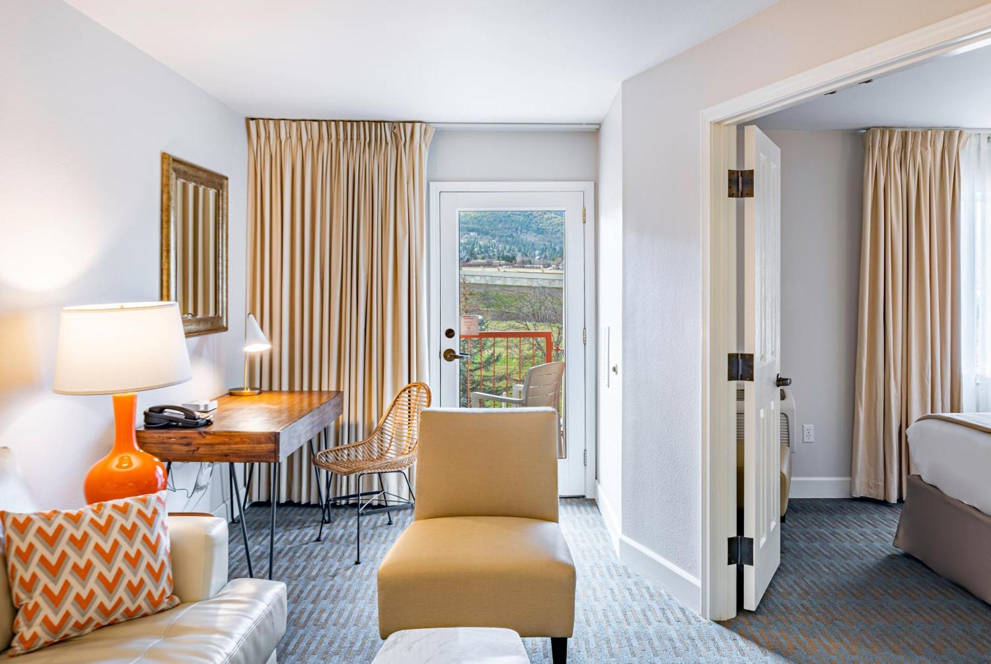Ashland Hills Hotel & Suites Exteriör bild