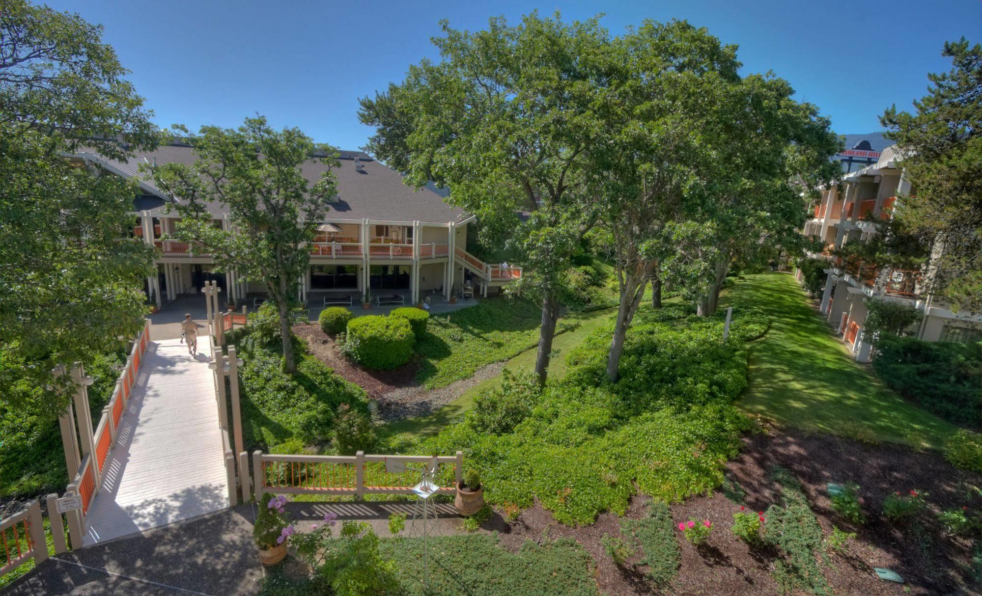 Ashland Hills Hotel & Suites Exteriör bild