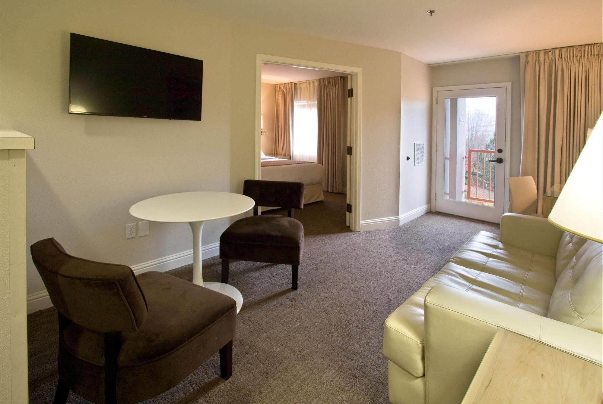 Ashland Hills Hotel & Suites Exteriör bild