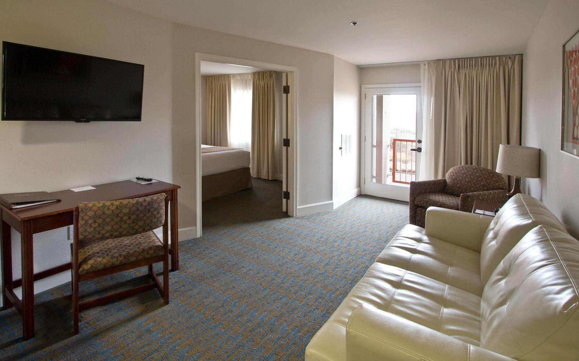 Ashland Hills Hotel & Suites Exteriör bild