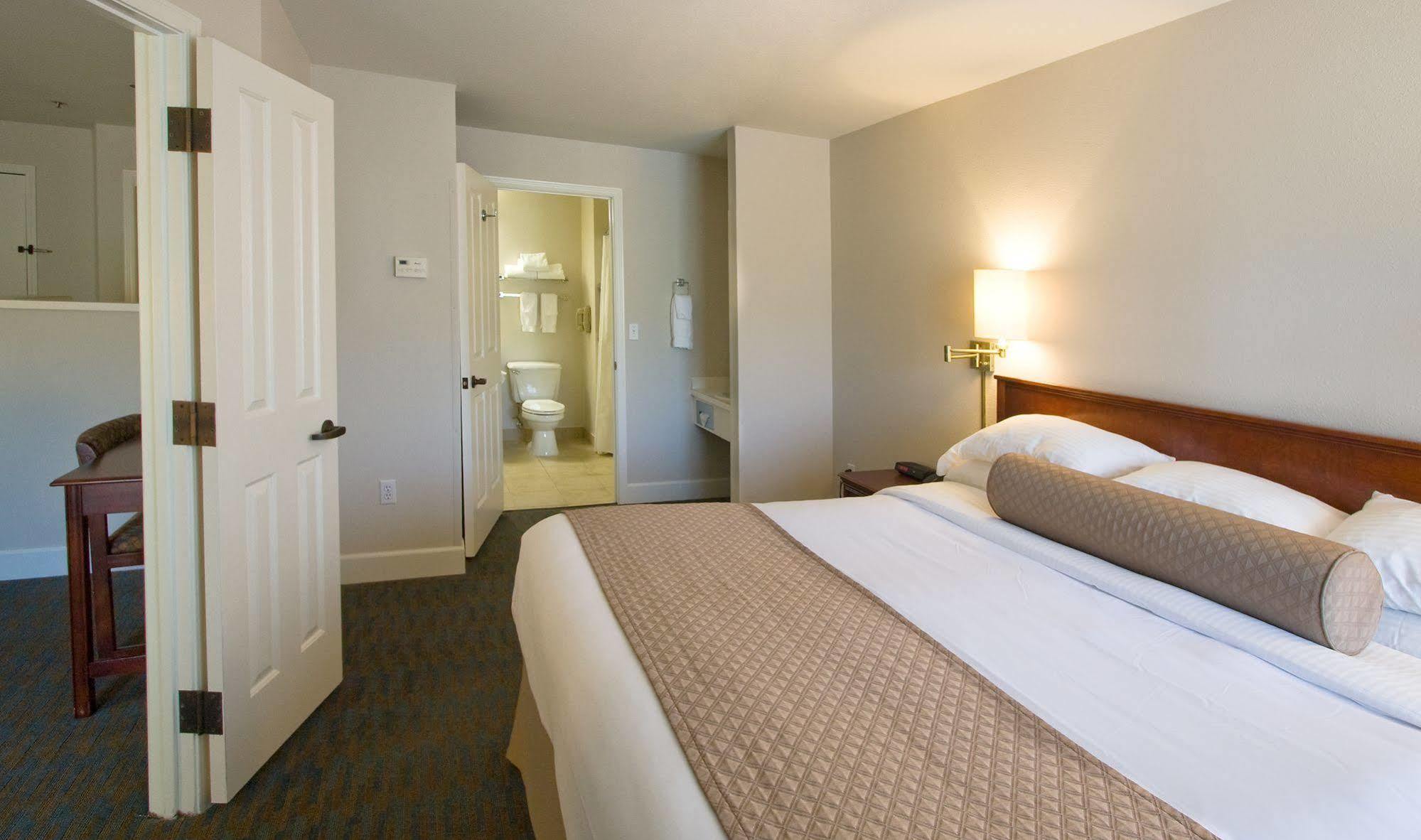 Ashland Hills Hotel & Suites Exteriör bild