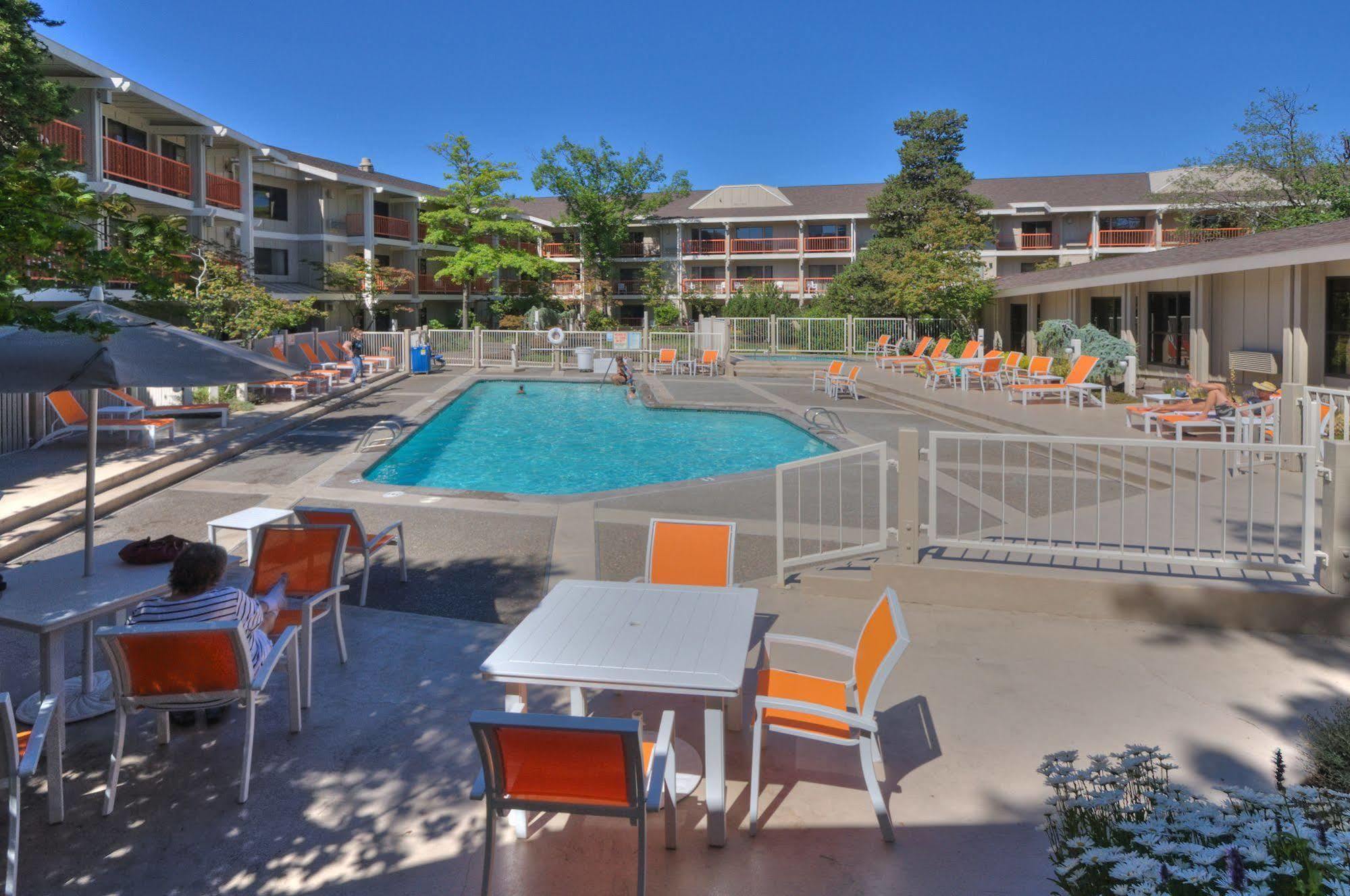 Ashland Hills Hotel & Suites Exteriör bild